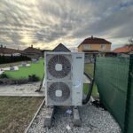 Vonkajšia jednotka tepelného čerpadla v záhrade rodinného domu